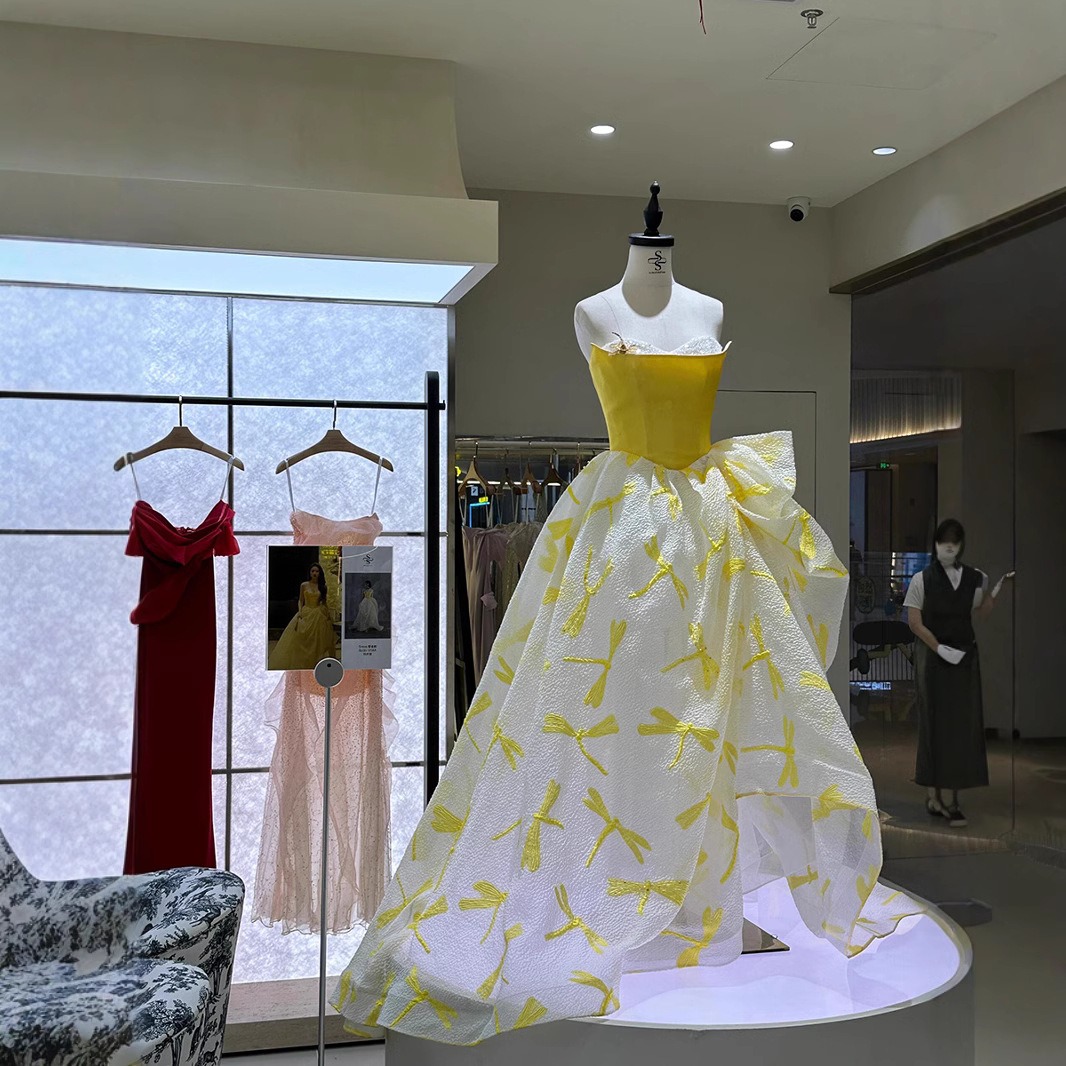 Elegant Yellow Satin Top Pagea - Embroidery Yellow Dress recension och pris